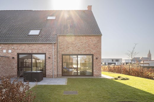 Ruime landelijke nieuwbouw in rustige woonbuurt