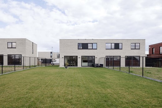 Moderne projectwoning met zwarte gevelaccenten