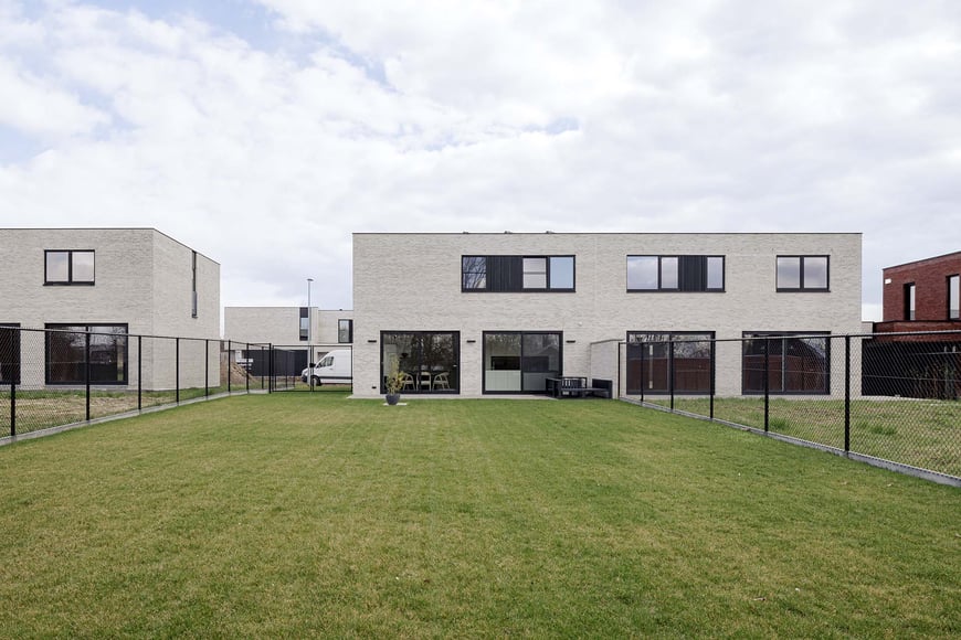 Moderne projectwoning met zwarte gevelaccenten