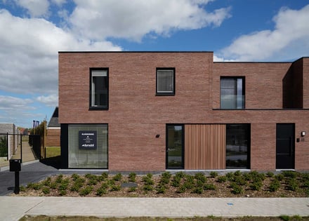 Moderne kijkwoning met rode gevelsteen
