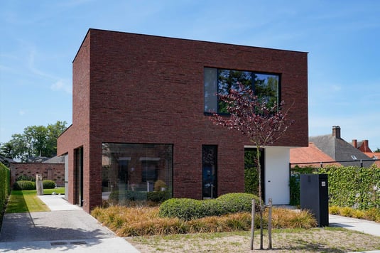 Nieuwbouw villa met gelijmde rood blauw gebrande gevelsteen