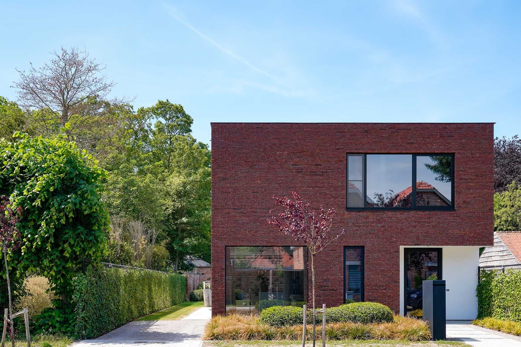 dumobil_nieuwbouw_rood_blauw_gebrande_gevelsteen_brugge_extra_lucht