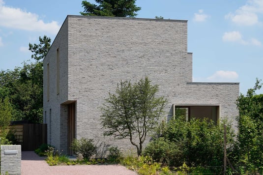 Strak moderne nieuwbouwvilla met lichtrijk interieur
