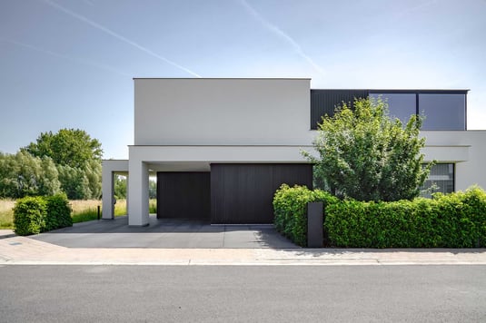 Ruime villa uitgevoerd in strakke, moderne crepi