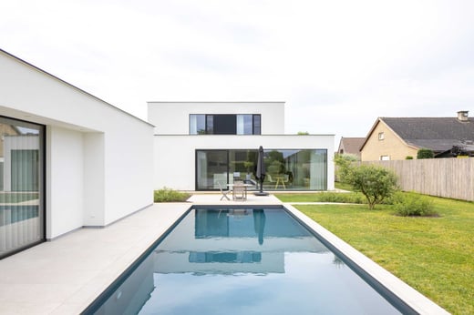 Strak-moderne villa met speelse volumes