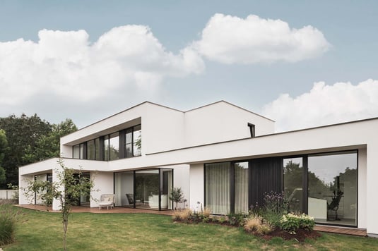 Minimalistische villa met uitgepuurd kleurenpalet