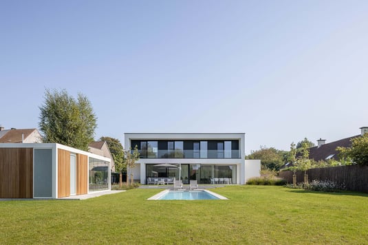 Speelse volumes in minimalistische villa