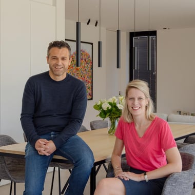 Minimalistische villa met tuin als decor