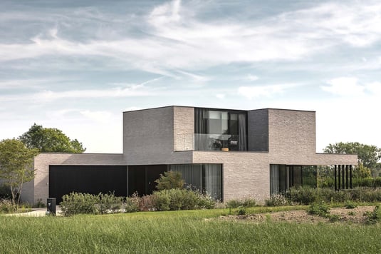 Moderne villa met glasgevel voor optimaal vergezicht
